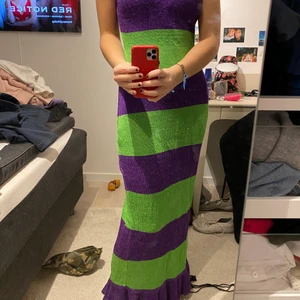 Klänning  - Supersnygg klänning köpt på en loppis! Bra material och köpt för 500kr, jag är 167 och då är den lite lång men blir perfekt till ett par klackar 