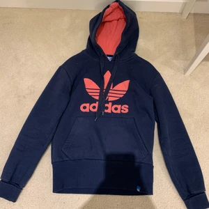 Adidas hodie - Adidas hodie, den är super varm och skön knappt använd och älskar.Den har en marinblå färg och adidas loggan är en rosa fin färg.Frakten betalar man själv !! 