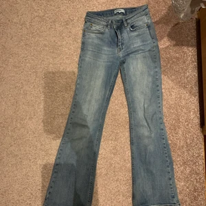 Jeans  - Utsvängda jeans som har legat i min garderob aldreles för länge hehe, st 140. Är som 146.