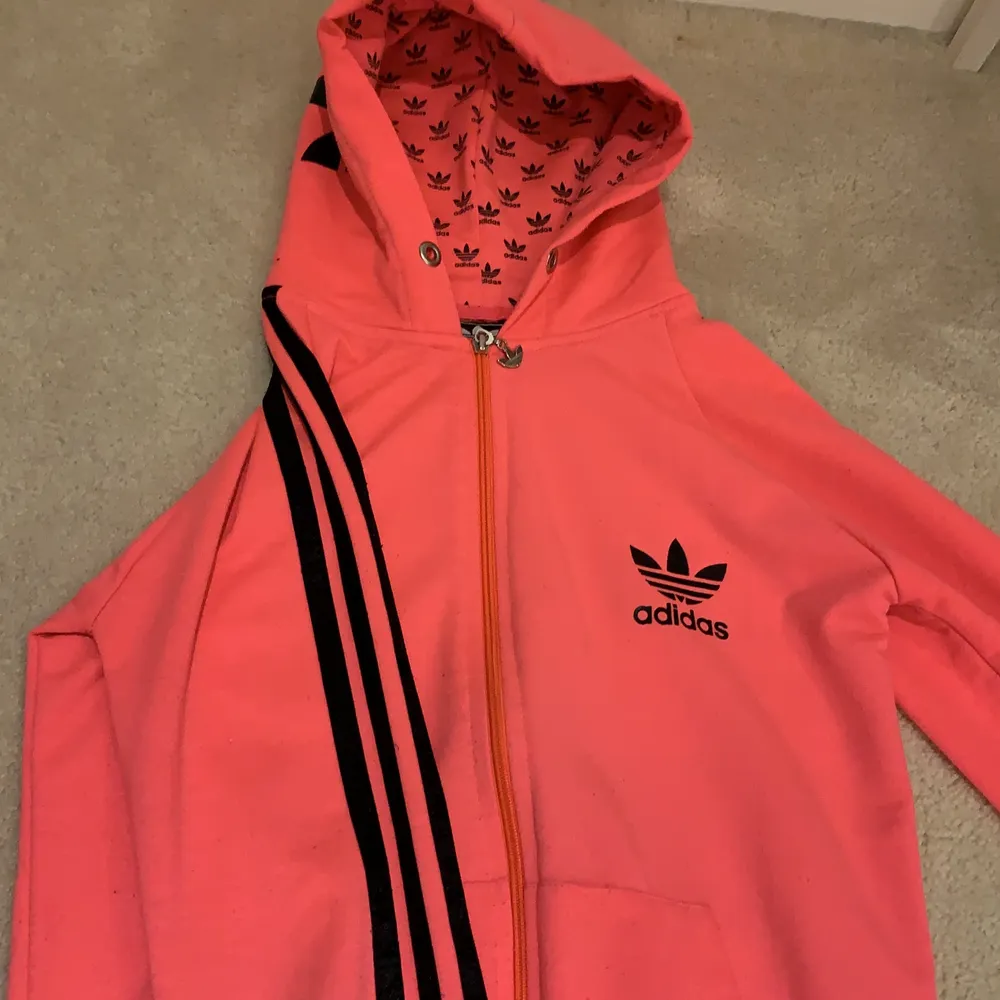 Jätte fin neon rosa adidas hoodie älskar den.Frakten betalar man själv !! . Hoodies.