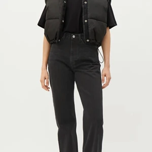 jeans - rowe jeans i färgen echo black från weekday i bra skick. sitter precis nedanför mina fötter och är 172cm lång💓☺️💞😚 köparen står för frakten som är 79kr