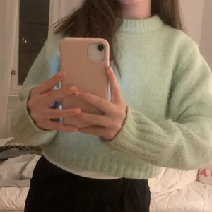 Grön stickad - Säljer denna super fina tröja från zara! Köpte här på plick, säljer den då den aldrig riktigt fall för mig❤️Kontakta vid minsta intresse eller för mer bilder!🥰
