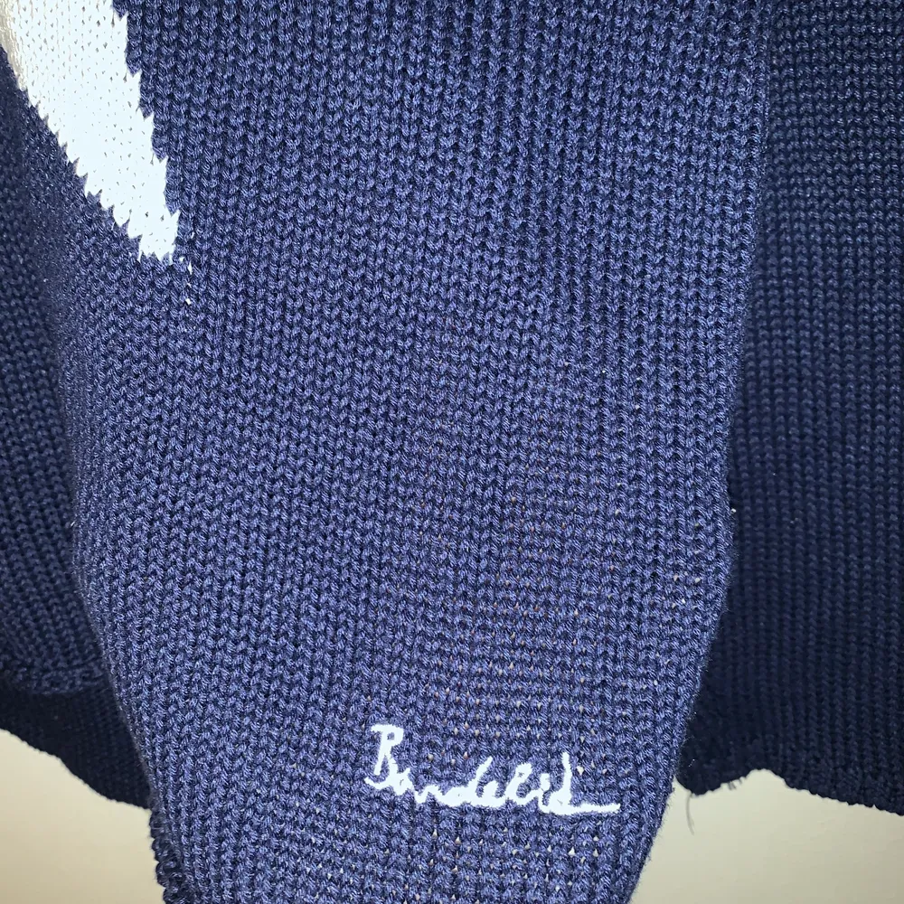 Super snygg mörkblå stickad tröja med stjärna ⭐️ i mitten från bodelid, som tyvärr inte kommer till användning längre. Stickat.