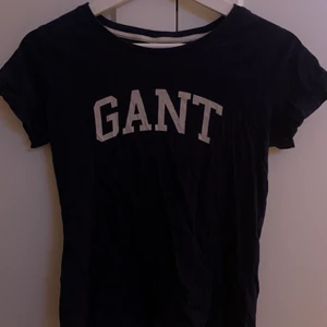 Gant t-shirt - Mörkblå gant t-shirt i strl xs!!