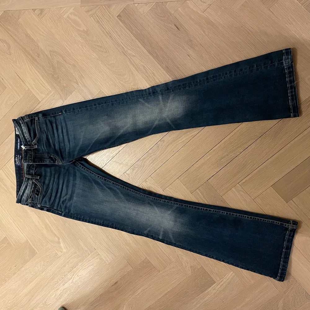 Lågmidjade jeans från crocker i bra skick, storlek 27/31. Passar mig bra som är 165 cm. Jeans & Byxor.
