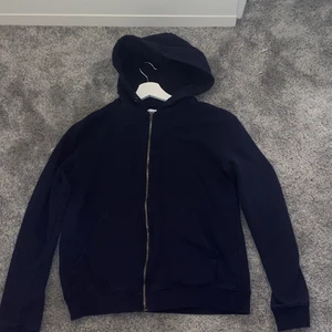 Blå ziphoddie  - Säljer denna snygga blå ziphodde den sitter bra i både midja längd och i armar. Den är köpt på Stayhard för 400kr. Den är helt oanvänd för att jag beställde en storlek för lite och säljer nu den för  ett rimligt pris på 100kr plus 66kr frakt 
