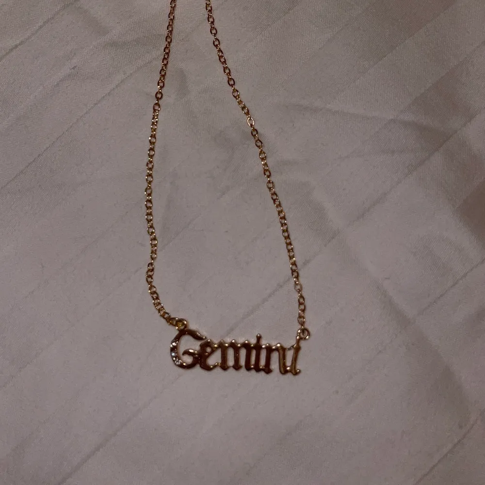 Fuck halsbandet från Shein, aldrig använt och har redan ett halsband där det står gemini väljer därför att sälja den. Har aldrig använt den så den är helt nyköpt kan man säga. Den är i färgerna guld och har två stenar . Accessoarer.