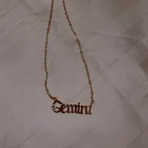 Fuck halsbandet från Shein, aldrig använt och har redan ett halsband där det står gemini väljer därför att sälja den. Har aldrig använt den så den är helt nyköpt kan man säga. Den är i färgerna guld och har två stenar 