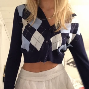 🖤💙Stickad tröja med mönster💙🖤 - Mörkblå tröja med mönster. Tjockt material som värmer. Cirka ett halv år gammal tröja knappt använd🖤 storleken är oklar för på hemsidan stod det bara att det bara var en storlek. Men jag skulle gissa att den är runt M,  L och S för matrialet är väldigt töjbart 🖤