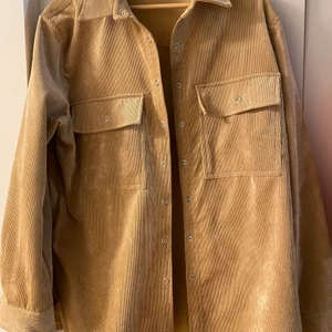 Manchester skjorta - Skjorta i manschester från Gina Tricot i storlek M, använd endast en gång då jag inte tycker färgen klär mig, väldigt skön. Nypris var 399kr 