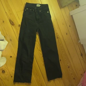 Svarta jeans - Säljer för att dom är för små, 
