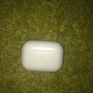 Airpods Pro  - Den högra hörluren fungerar inte längre men annars det går och använda dem men bara på den vänstra hörluren. Säljer den minst 250+ 
