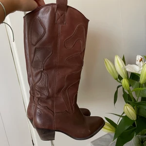 Cowboy boots  - Såå fina cowboy boots i strl 38 köpt ifrån secondhand❤️‍🔥Endast använda 1 gång, säljer då dem är lite för små för mig🥰 Bud i kommentarerna!