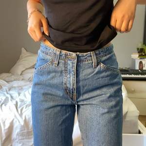 Snygga lowrisw jeans som är lite vidare nertill och har detaljer vid ändan av benen(se bild 3) i superfint skick! Midjemått: 79, innerbensläng :78cm