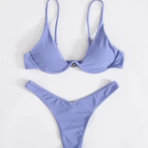 Lila bikini - Supersöt lila bikini! Färgen är som på 2 första bilderna (sista är tagen i mörkare ljus). Storlek S. Säljer pga att den är för stor i omkretsen (är 70C ungefär) så skulle säga att de passar de med 75 runt om. 💙💙 Aldrig använd, endast testad. GRATIS FRAKT! OBS. HELA bikinin säljes, inte endast överdel !