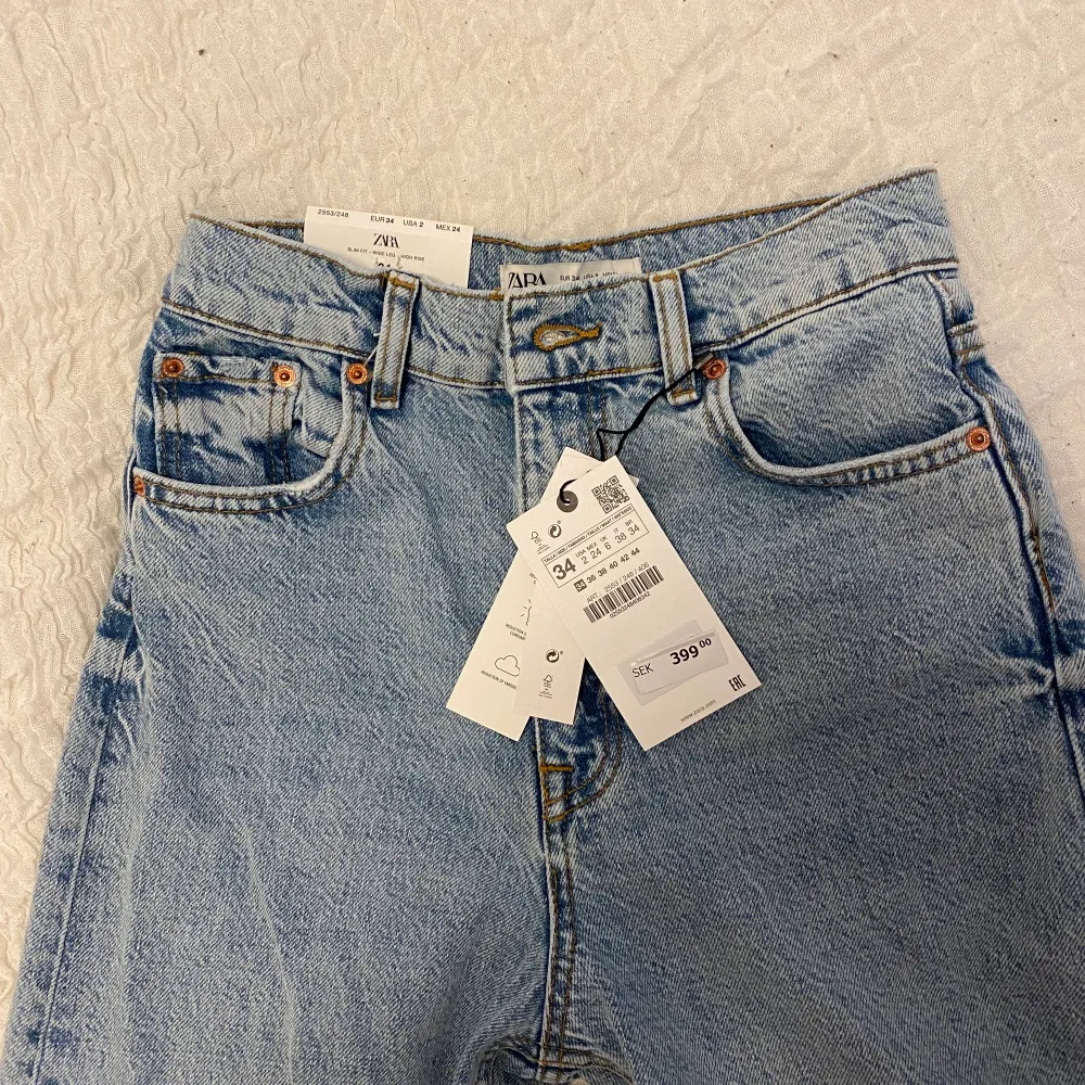 Helt nya med lappar. Säljer dem för de inte passade mig. Säljer för 350 kr + frakt. Jeans & Byxor.