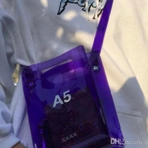 Väska - En lila platsväska i A5 storlek (som ett A5 papper). I fint skick! Kommer ifrån märket Nana Nana. 