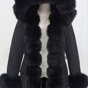 Svart Parka jacka  - Jätte fin svart parka jacka som är i mycket bra skick använd mindre än ett halvt år, Jackan är i storlek M men passar även mig som har xs/s på jackor. Det går även att spänna åt och göra jackan tightare vid midian och säljs på grund av att den ej används och pris kan diskuteras💞 skriv privat för fler bilder💗