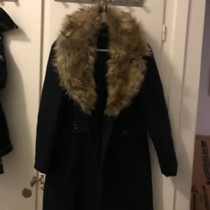 Kappa med pälskrage  - Kappa med pälskrage från warehouse, strl 38, 
