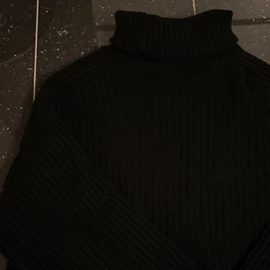 Polotröja  - Jättefin oversize polotröja från Gina Tricot i storlek S