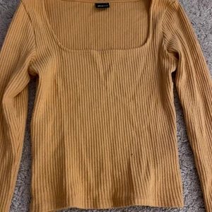 Gul tröja från gina - Endast testad. Ångrade mig angående färgen och var för lat för att lämna tillbaka den! Materialet är lite tjockare, perfekt till vintern. Materialet är även väldigt skönt och mysigt. Den är köpt för 249, säljer den för 100kr. Köparen står för frakten 