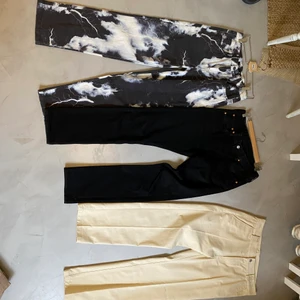 Vida jeans i 32 32 - Jaded London, aldrig använda, strl 32 32.                                       Ett par svarta 501 levis i strl 32 32.                                               Ett par chinos från sweet sktbs i 32 32
