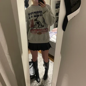 Vintage sweatshirt❤️💙 - Säljer vidare denna unika asballa sweatshirt som jag köpte här på Plick för ca ett år sen. Förra säljaren hade köpt denna på en vintage butik så den är väldigt unik men är då också i vintage skick. Om många är intresserade blir det budgivning!!💕💕💕💕