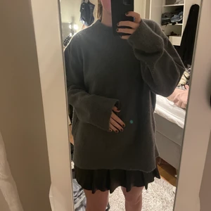 Oversize stickad  - Säljer denna stickade tröja i en blågröngrå färg som inte riktigt fångas upp av kameran. Den är i storlek s men är väldigt oversized och jag tycker den passar perfekt till kjol🤍 den är lite nopprig men annars i bra skick🖤🖤🖤