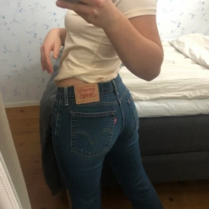 Low-waisted Levi’s jeans  - Jag säljer dessa super snygga lågmidjade jeans från Levi’s som är en blandning mellan bootcut och straight. De går precis neranför hälen, jag är 165 cm lång. 💕 