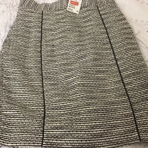 Mönstard kjol - En oanvänd kjol från Hm med ett inbyggd underklänning . Klänningen är ganska kort och i storlek 38