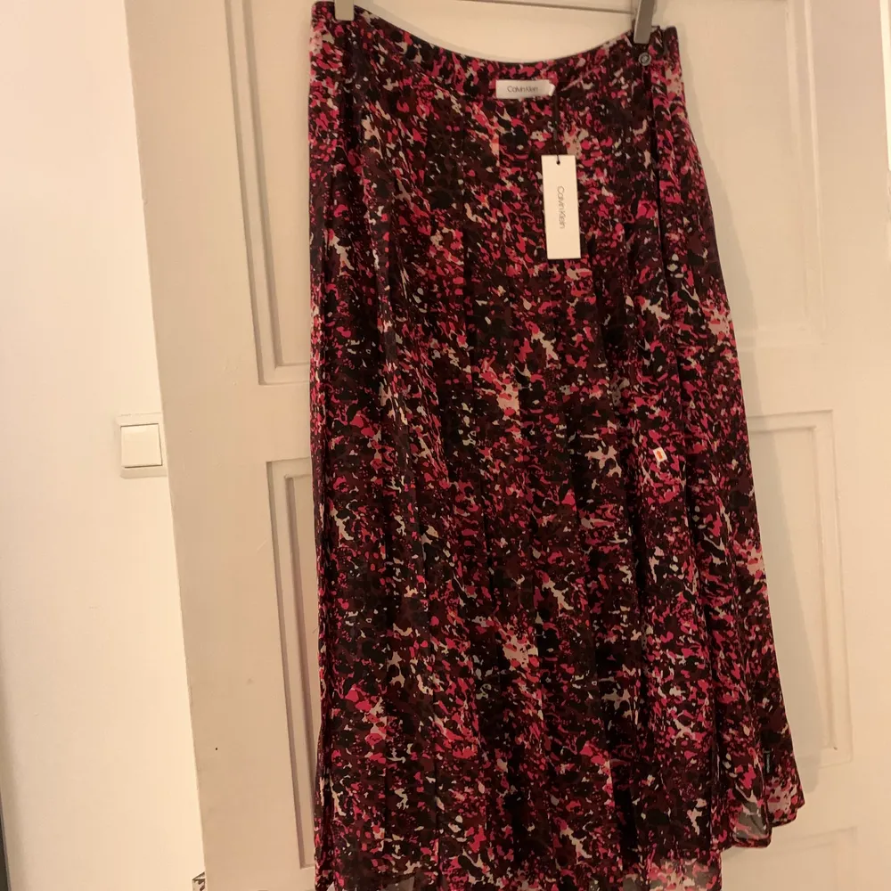 Calvin Klein kjol i storlek 40. Inköpt på Hede Outlet och säljs då den är lite liten för mig. Frakt tillkommer och kostar 49kr✨. Kjolar.