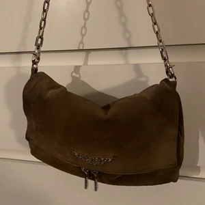 Zadig väska - Brun mocka Zadig väska, väldigt bra skick! Nypris 3800, hör av dig vid intresse för att diskutera pris💞