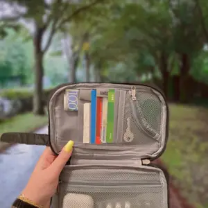 spara utrymme i väskan med denna handväska!  Det är 20 cm lång. dina nycklar, airpods och dina kort får plats inuti och du har fortfarande utrymme.👍🏻