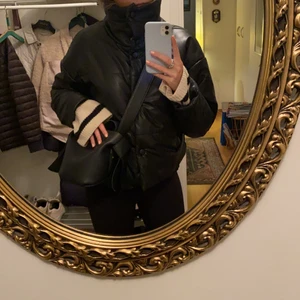 Pufferjacka från NAKD - pufferjacka från NAKD i läderimitation. använd ett fåtal gånger och säljer för att jag inte använder. Mycket bra skick! Frakt tillkommer. 