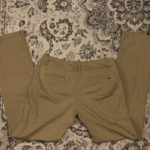 lågmidjade kostymbyxor - ett par lågmidjade kostymbyxor som jag köpte på secondhand! skulle nog säga att de är i storlek 36-38 och inte 40 💕