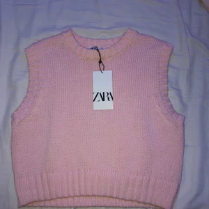 💖Rosa väst💖 - Så söt och bekväm stickad väst från zara. Helt oanvänd och som man ser så finns prislapp kvar. Den är i strl M men skulle säga att den passar S också. Frakt ingår EJ i priset. Budgivning startar vid 120kr, snabb affär 250kr💕