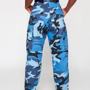 Blåa cargobyxor - Säljer dessa supercoola blåa cargo byxor pga de inte kommer till användning! Storlek XS men passar mig som har S (de har justerbar midja - som ett inbyggt skärp!) och är högmidjade. Köpte de för 1000kr och säljer för 400💕