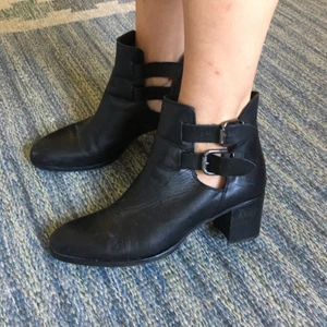 Minelli cut out boots 39,5 svart skinn - Nästan som nya!