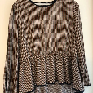 Blus Zara - Blus från Zara i peplum-modell. Storlek XL men funkar för en L med
