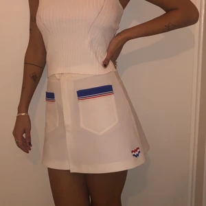 Sportig kjol - Sportig kjol med lite sailormoonvibe! :-)