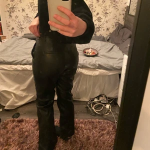 Trendiga läder byxor i storlek 40 - Aldrig använda, fake skinnbyxor utan några slitningar. Nyskick!! Storlek 40 från ginatricot! Passar storlek S/M 