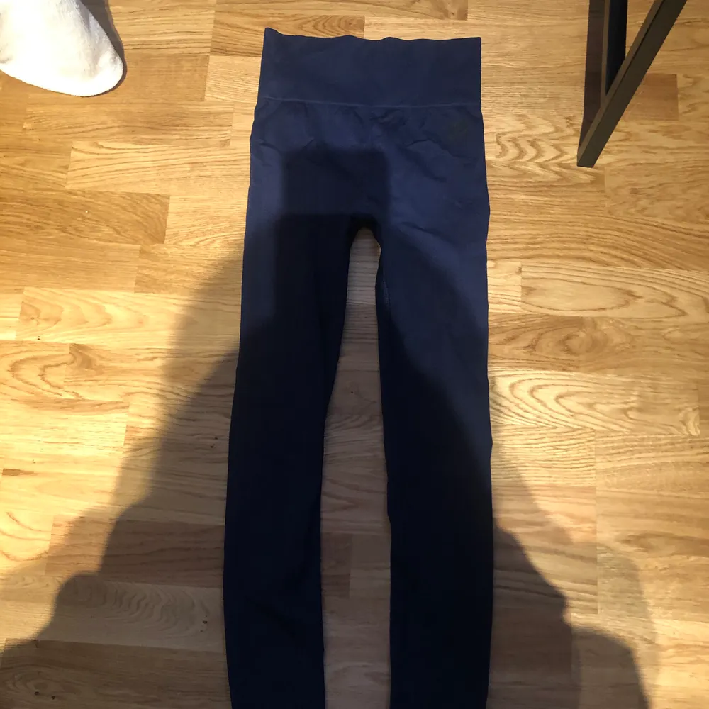 Två par better Bodies tights i strl s. Säljer pågrund av för små, använda några gånger men är som nya. Säljer båda för 500 kr, ett par 250kr. . Jeans & Byxor.