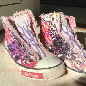 Ed Hardy skor - Skitcoola Ed Hardy skor med autograf på ena skon. Ganska väl använda (se bild 3) och saknar en ”knapp” men är fortfarande snygga. Storlek 37 men sitter som 37.5. Skriv privat för fler bilder.                                                                 Frakt ingår ej i priset🤍 priset går att diskutera 