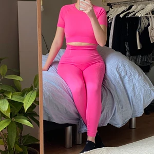 GYMSHARK tränings tights och topp - Säljer nu mitt jättefina tränings set då det inte kommer till användning. Är nästan aldrig använt så i mycket bra skick. Är i storlek M men passar även S. Tightsen kostade 600kr nypris och tröjan 500kr. Säljer nu båda för 300kr totalt.    PRIS: 300kr + frakt 💓