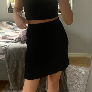 Svart kjol - Jätte skön och fin kjol från noisy may köpt för 200kr använd 1 gång. 