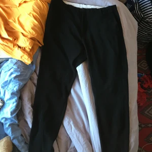 Svarta Kostymbyxor - Kostymbyxor från NoaNoa, jättebra skick och ursnygga!!