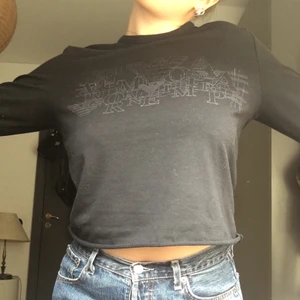 Armani tröja - Säljer denna Armani tröja köpt second hand! Det står att den är i storlek L men skulle säga att den är mer som en M. Har croppad den själv🖤