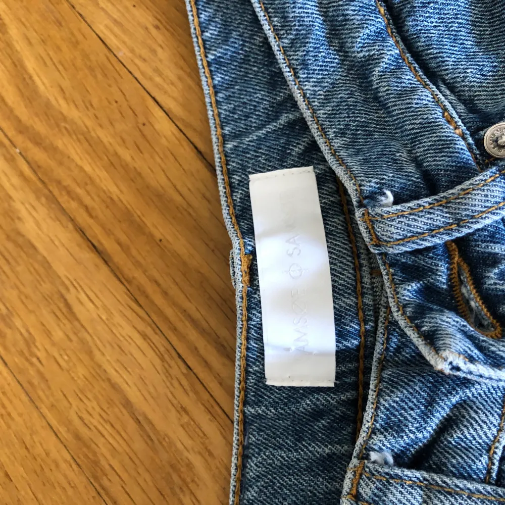 Fina våriga byxor från Samsoe Samsoe. Köpta för ett år sedan och är sparsamt använda. Nöjd med dem men mindre använda än väntat. Storlek är 25/32. Jag är 170 och S.. Jeans & Byxor.