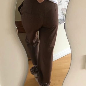 Kostymbyxor  - Sköna och snygga rutiga kostymbyxor! Går ungefär till anklarna på mig och jag är 170cm lång. Man kan sprätta upp där nere så dom blir längre! Köparen står för frakten