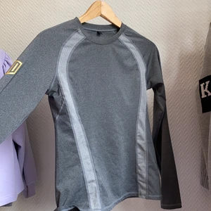 Ridtröja  - Som ny funktions tröja från Maya Delorez